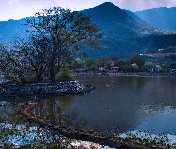 Lago-taudaha-nepal-katmandu-viajes-emocionanles-con-Gaia-falco