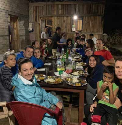 cena-familiar-nepal-gaia-falco-turismo-responsable-viaje-emocional