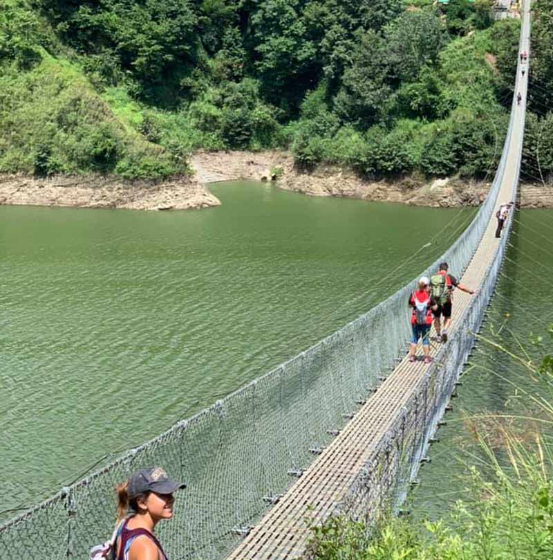 puentes-colgantes-Nepal-viajes-emocionales-con-gaia-Falco